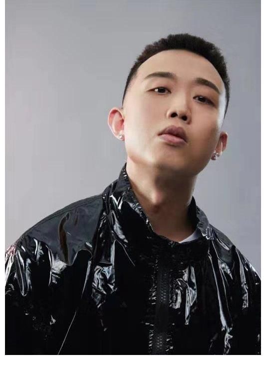 《披荊斬棘的哥哥》最令人不適的就是抱團(tuán)說(shuō)方言，職業(yè)操守呢？