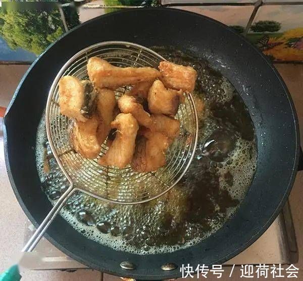 炸酥鱼别再用淀粉和面粉了,用它裹浆,酥鱼外酥里内,很好吃
