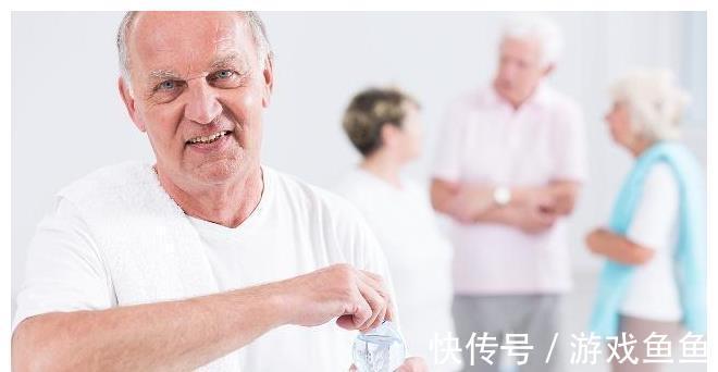 多喝水|尿酸高的人,饮食注意3多2少,或能帮助控制尿酸,远离痛风