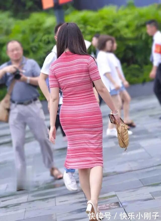 穿搭 优雅清爽的包臀裙穿搭更有立体感,体现修长的美腿,引人注目