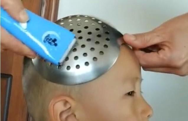 生无可恋|爸爸用“神器”给儿子剪发,儿子一脸“生无可恋”,网友:亲爸!