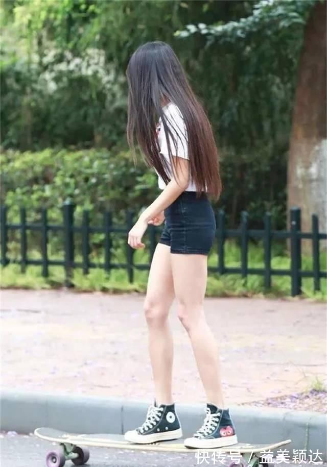 穿搭|街拍美女：长腿小姐姐穿搭热裤玩滑板，性感美丽十分迷人