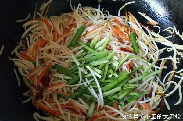 炒豆芽时加点“它”,豆芽更加清脆爽口,没有豆腥味!