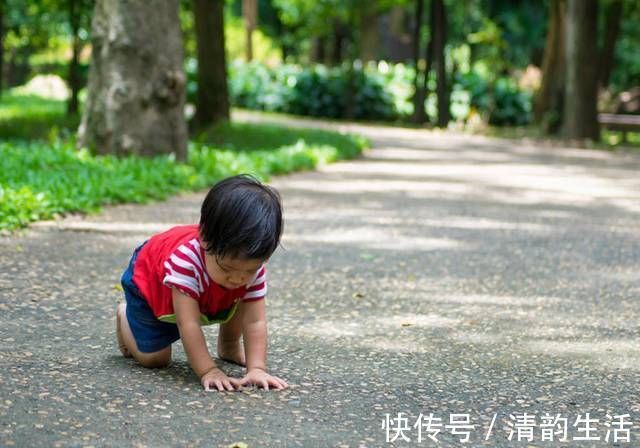 赵丽|孩子躺在地上赖皮不起，奶奶的“神操作”值得夸赞，隔代育儿典范