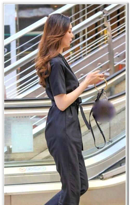 黑色|小姐姐一身黑色装扮,气质不容小觑,让路边的小哥哥竖起大拇指!