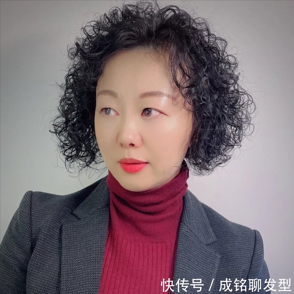 洋气|60岁女人烫什么发型好看?这9款时髦洋气卷发,端庄大气又减龄
