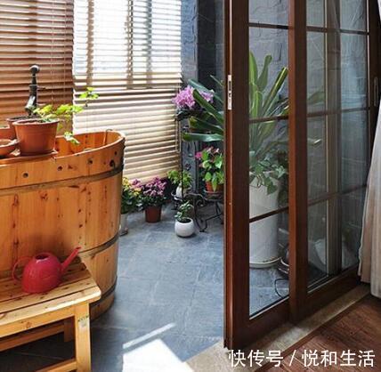 业主|越来越多人阳台不装推拉门了,聪明人都用这种门替代,好看又省地