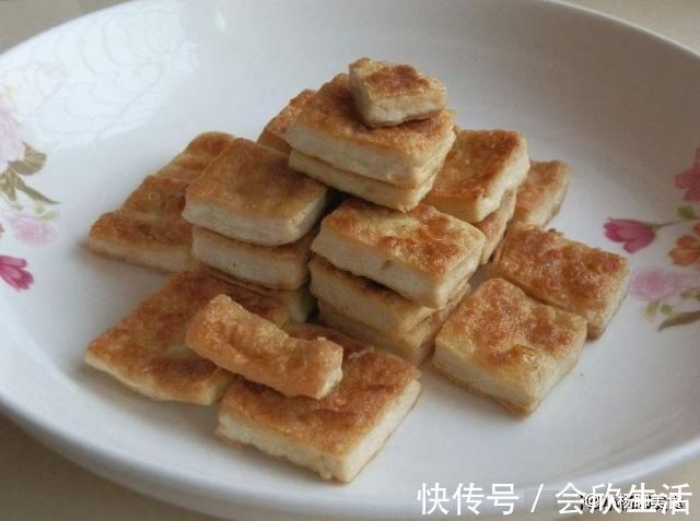 红烧豆腐|豆腐用这个方法做,再撒点孜然辣椒面,味道太赞了,一锅都不够吃