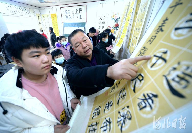 河北日报！河北任丘：废仓库变身书法屋