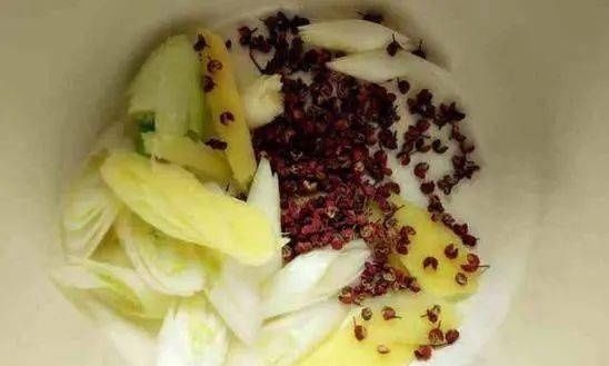 调肉馅时,有人先加水,有人先加油,顺序弄错,饺子吃着不鲜不嫩