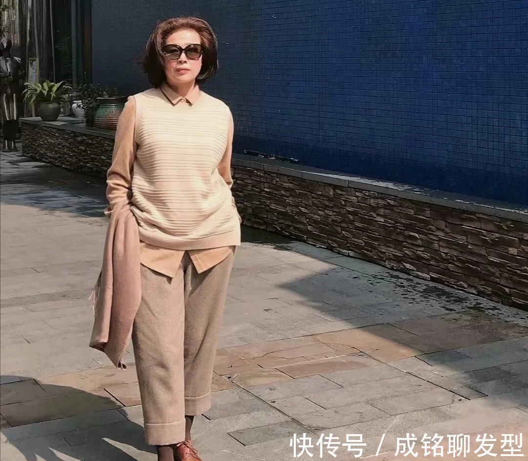 紧身裤|女人过了60岁更要注重气质,学习这位阿姨的穿搭,高雅大气显年轻