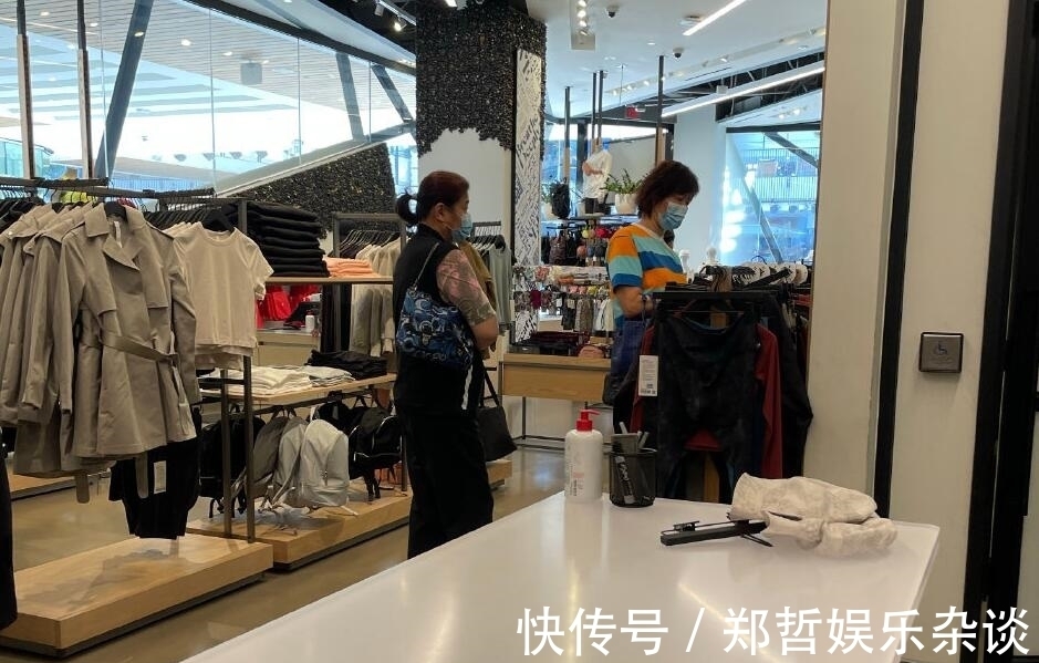 中国女排|郎平元宵节美国逛街买衣服!姐姐拎包陪伴,离开女排半年气色佳