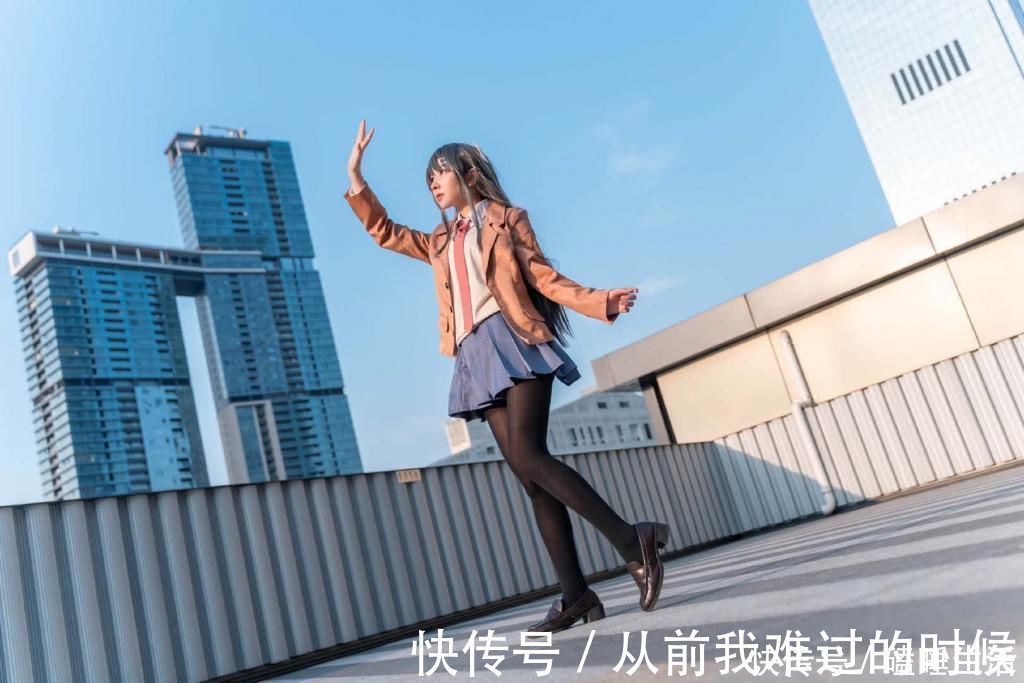 腐团儿|太尬尴美女COS樱岛麻衣被误以为纸片人,像是画的一样