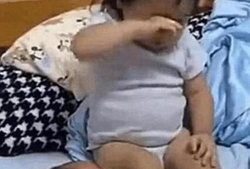 弟弟|2岁姐姐午睡被弟弟吵醒,姐姐反应让人心暖,看完想要孩子