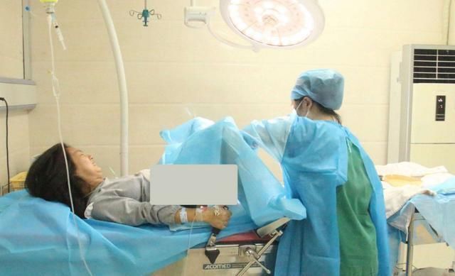 宝妈|孕妈顺产后称“要去厕所”,医生看到后却眉头紧锁快送急救