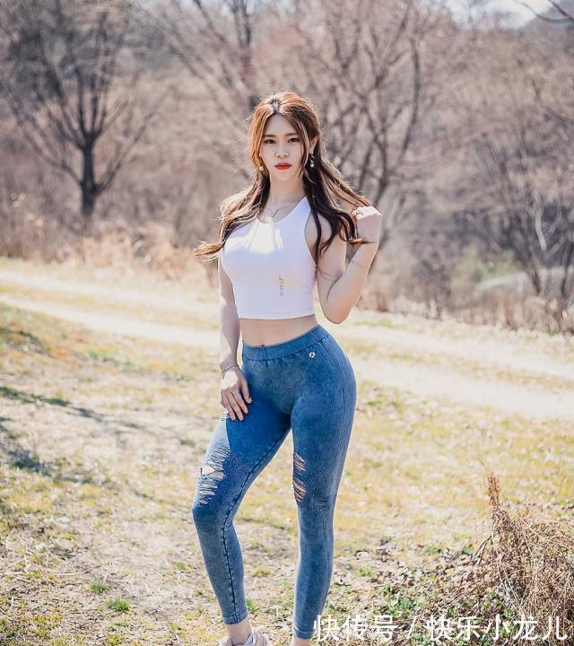 紧身 青春朝气的打底裤展现纤细的腰身,散发着浓郁的时尚气息