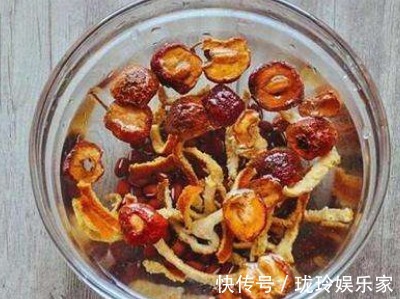 开胃|山楂和2物一起泡水喝,每天两杯,坚持一个月,赶走湿气一身轻!