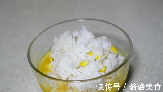 剩米饭只会做蛋炒饭？换个做法，比炒饭简单，吃起来酥香脆