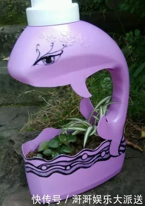 洗衣液|家中用完的“洗衣液桶”别丢了,剪上2刀,秒变养花神器,太美了