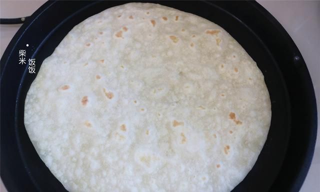 我家常做的快手早餐饼,一锅出两张,柔软筋道,卷上菜可香了