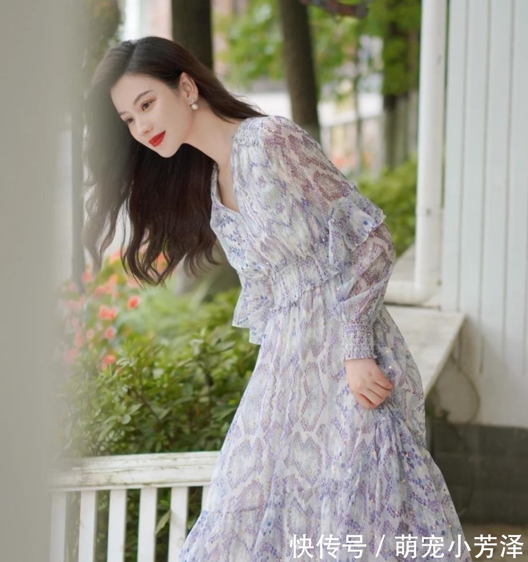 减龄 半裙已经失宠了,初秋适合穿长款连衣裙,修身减龄有气质