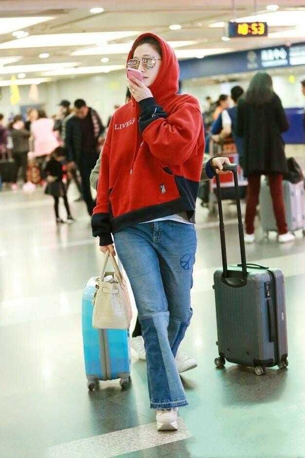 牛仔裤|李小冉素颜走机场，嫩的可以挤出水，但穿的裤子好寒酸！