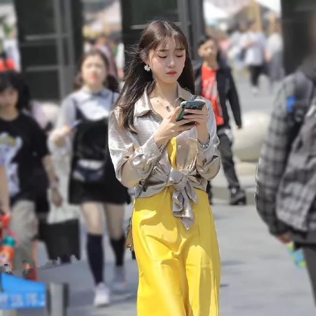 美女|街拍美女搭配一双黑色的简约高跟鞋，既美丽又大方