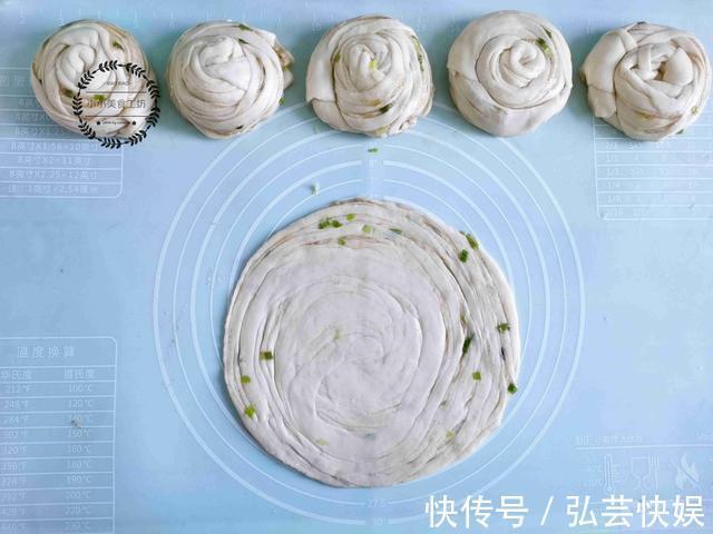 葱花饼|做葱花饼，抹油烫面都不对！面点师教你正确做法，酥脆多层，真香