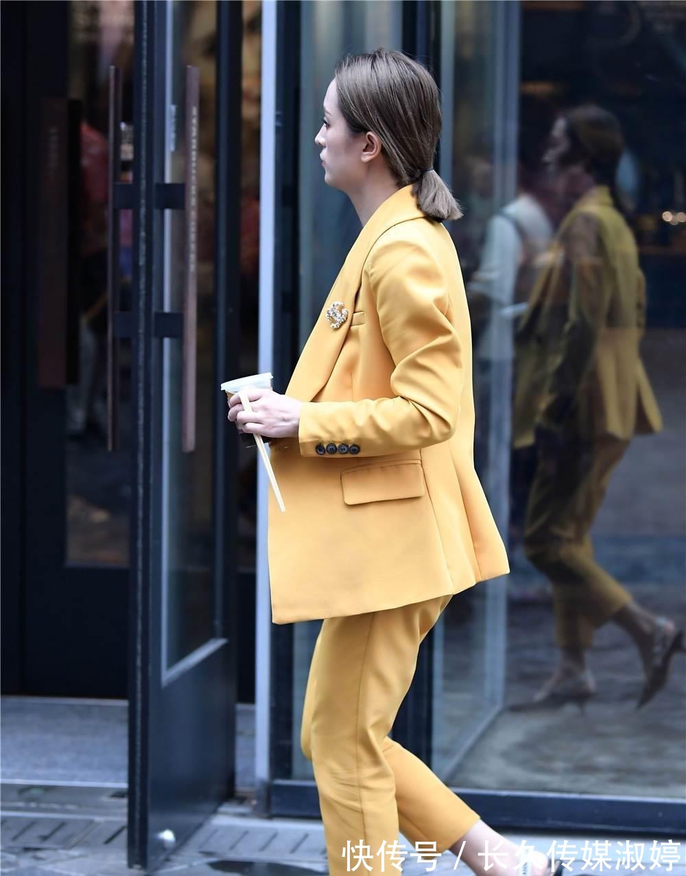 职场|黄色小西服套装，搭配尖头猫跟鞋，职场风格搭配