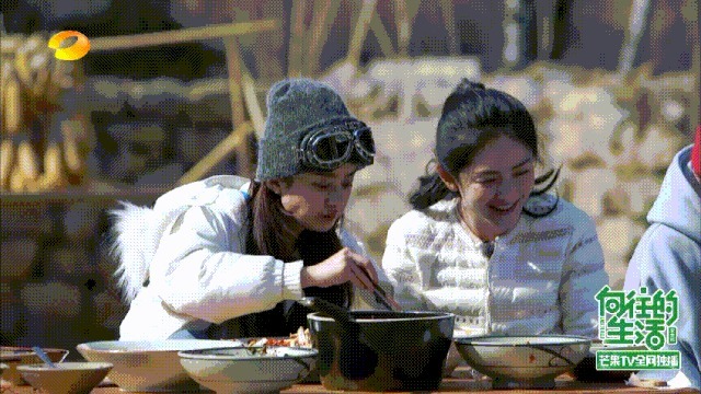 中餐厅|张亮黄晓明澄清也没用,网友扒赵丽颖多场合扒拉菜,还抢李晟水喝