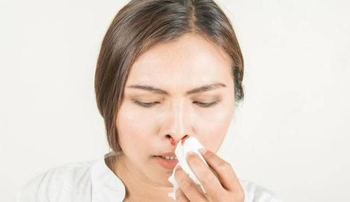 流鼻血后,要仰头、塞纸?别再错了,正确的处理方法记住这3点