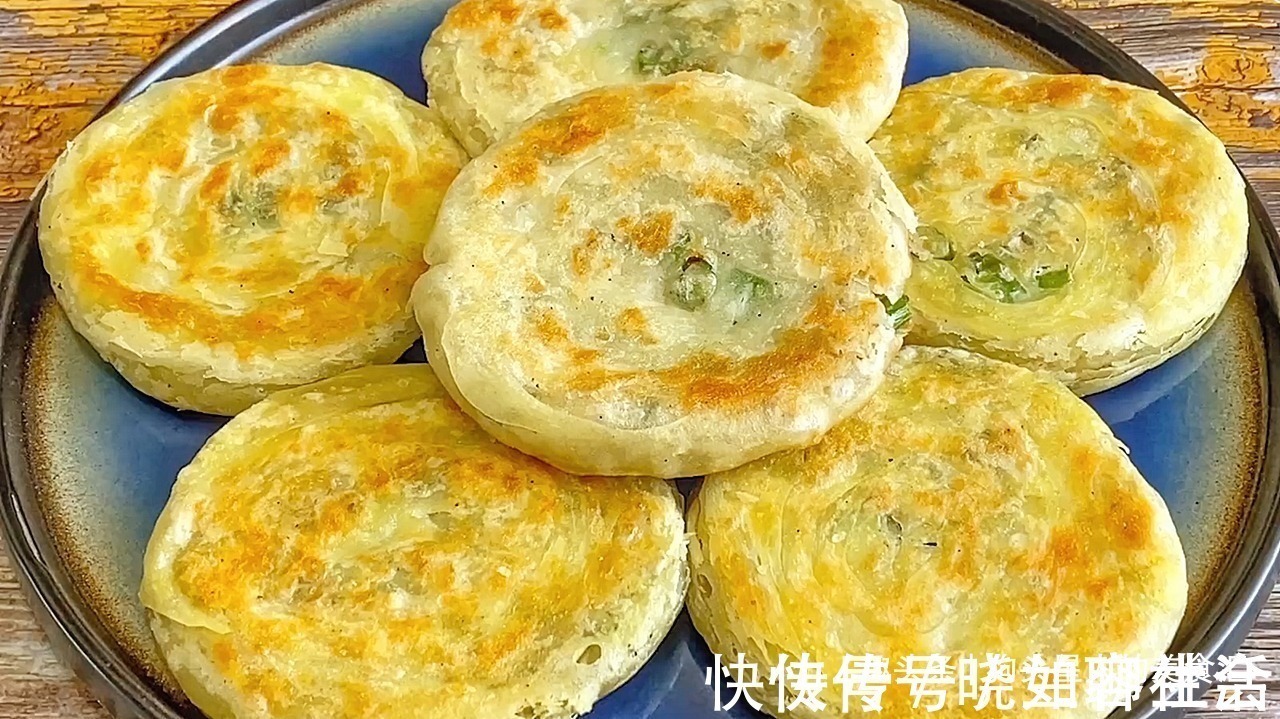 葱油饼家常做法，记住关键3点，做的饼外酥里软，比早餐店的好吃