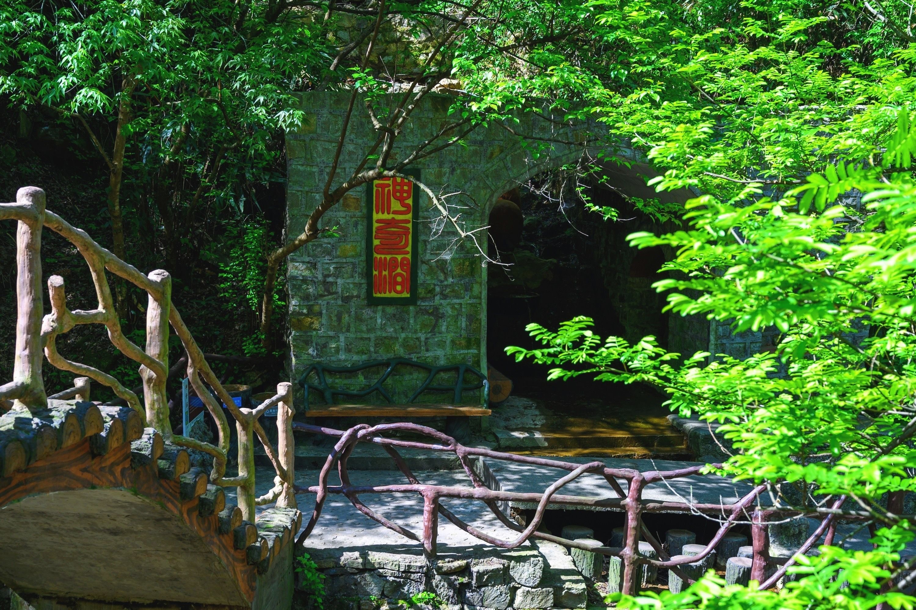 安吉浙北大峡谷，北纬30度线上的奇特山景，九大游乐项目等你挑战