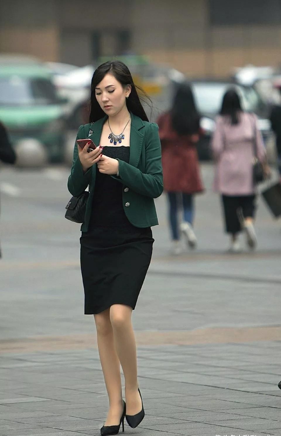 美女脚上搭配上一双一字带的高跟鞋，会让她显高又显气质