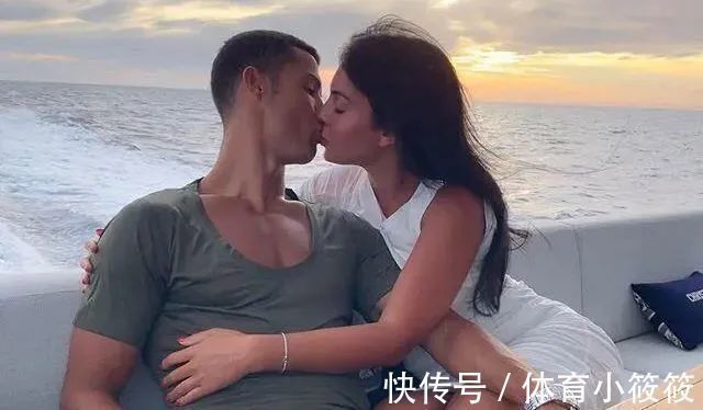 球迷们|C罗女友怀双胞胎,球迷调侃:总裁这是要生一支足球队!