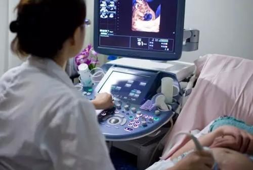 医生|“医生，能别用产钳吗？”产妇忍痛换跪姿分娩，为母则刚很感人