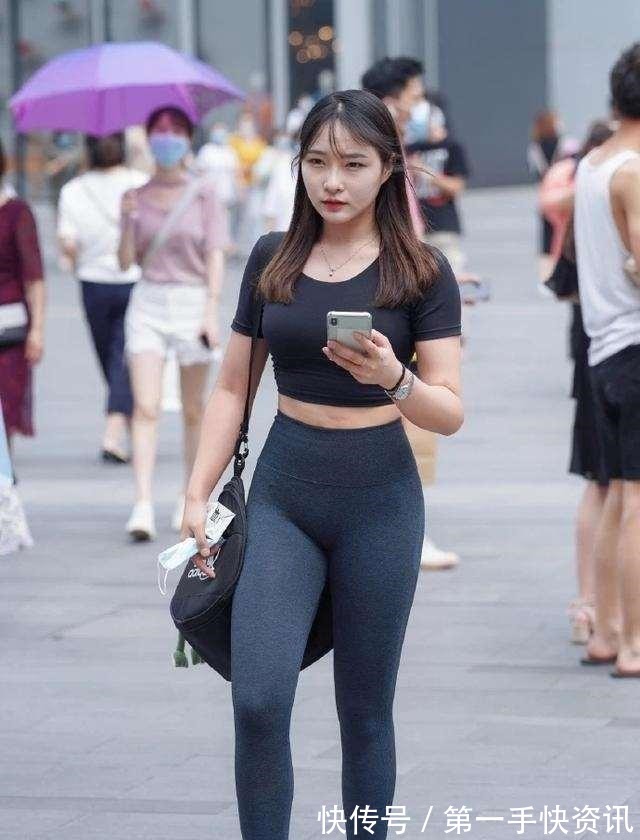 穿搭 率性自然的瑜伽裤穿搭更显非凡品位,时尚女生都喜欢,高挑显瘦!