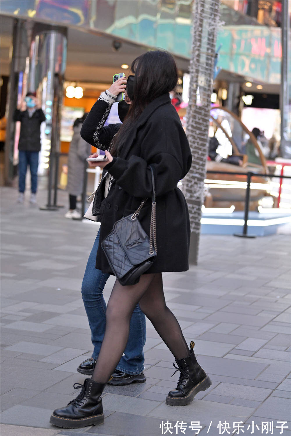 搭配 冬天还穿着黑色丝袜,她们是真喜欢丝袜搭配,让自己看起来更显瘦