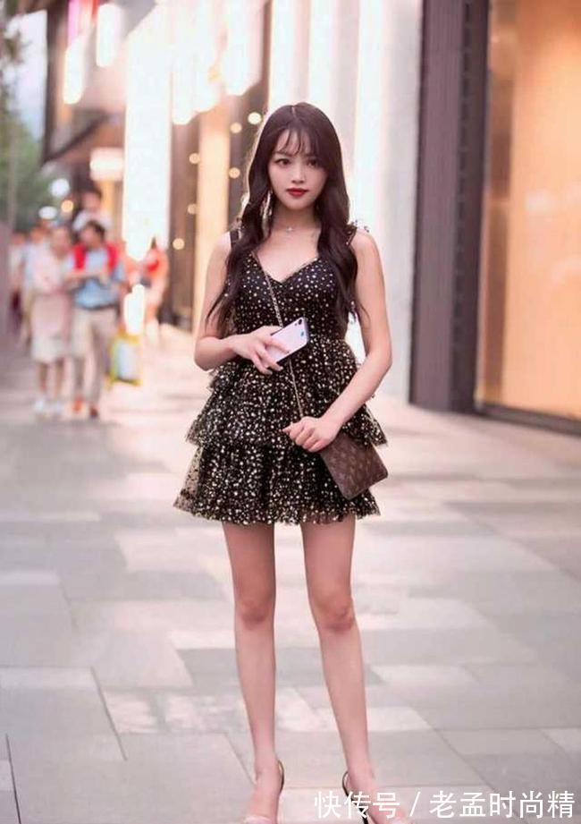 牛仔热裤 路人街拍,白色的短袖搭配牛仔热裤,很显青春活力