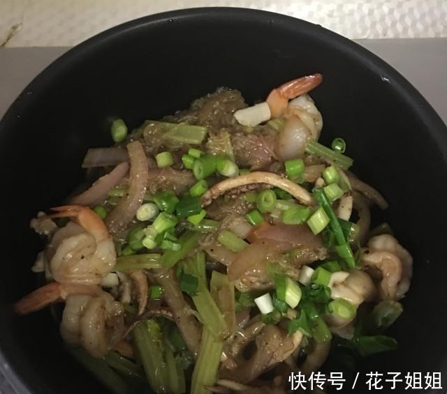  黑椒海鲜粉丝煲，香味扑鼻，好吃又下饭