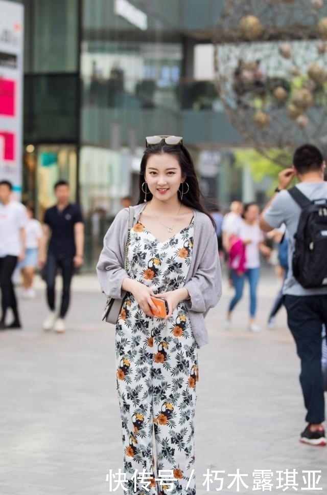 街拍温文儒雅的小姐姐,气质独特,尽显个人魅力