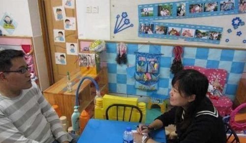 6岁孩子写作业到凌晨,宝爸询问后直接撕了作业本:咱不抄了