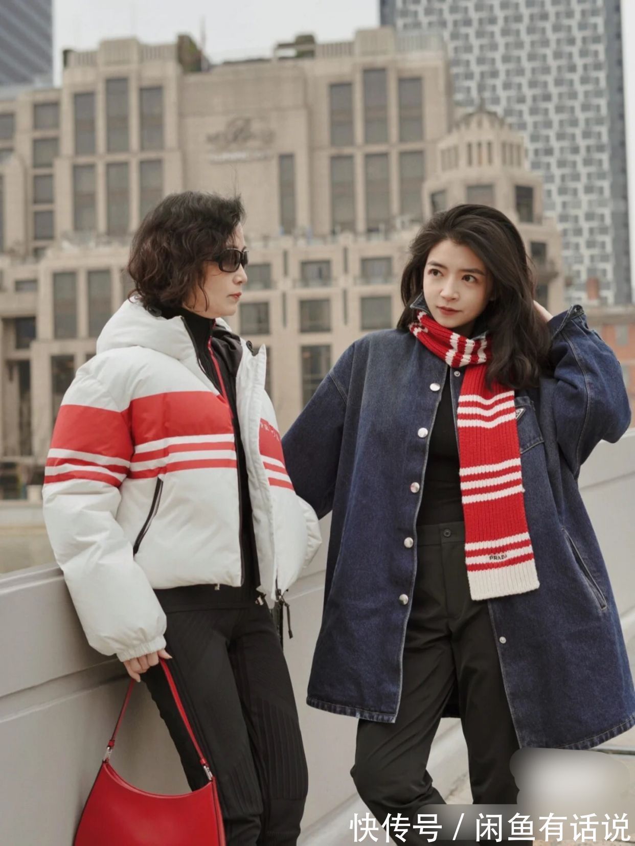 羽绒服|三木妈妈终于不穿大衣,穿“蓬蓬服”配小脚裤,还烫卷发好显年轻