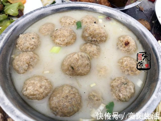 烧鸡|农村330元一桌的宴席，鸡鸭鱼肉都有，利润在哪