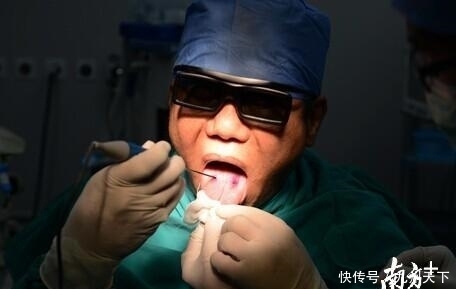 广州这位医生不得了,自己给自己做手术!
