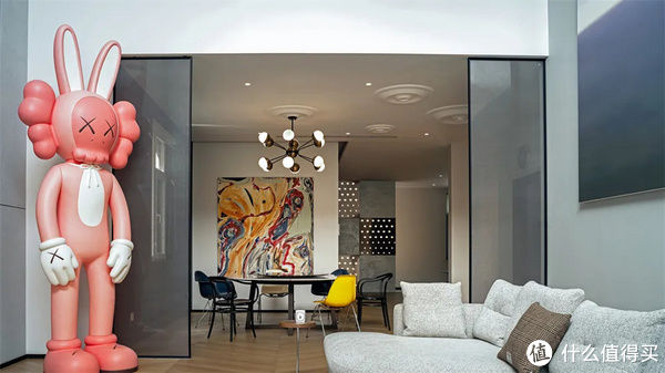潮玩|北京80后夫妻720㎡现代别墅,摆满全球流行款潮玩:太“甜酷”了!