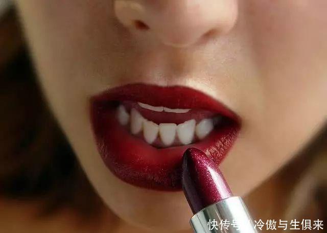 涂口红时,4个事情不要做,不然真的很难看,再贵的口红也没用