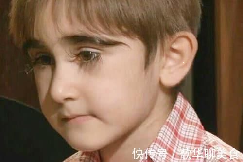 恐怖|国外男孩长睫毛“逆天”,最长可接触到嘴巴,网友有些恐怖