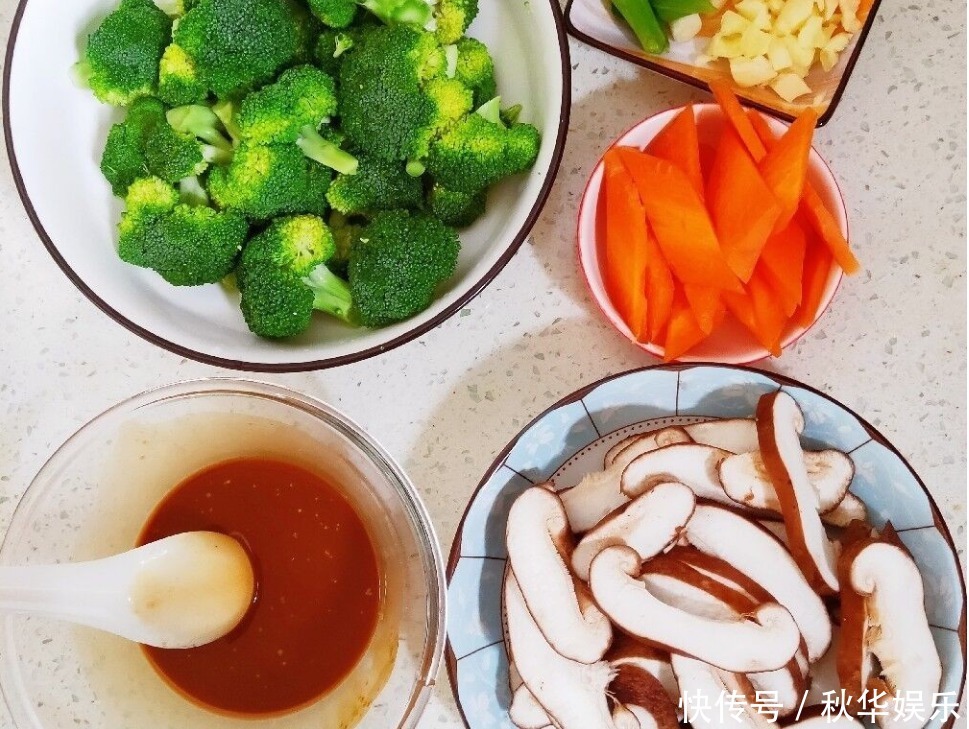 营养又健康的西兰花炒香菇,做法简单,比肉还好吃