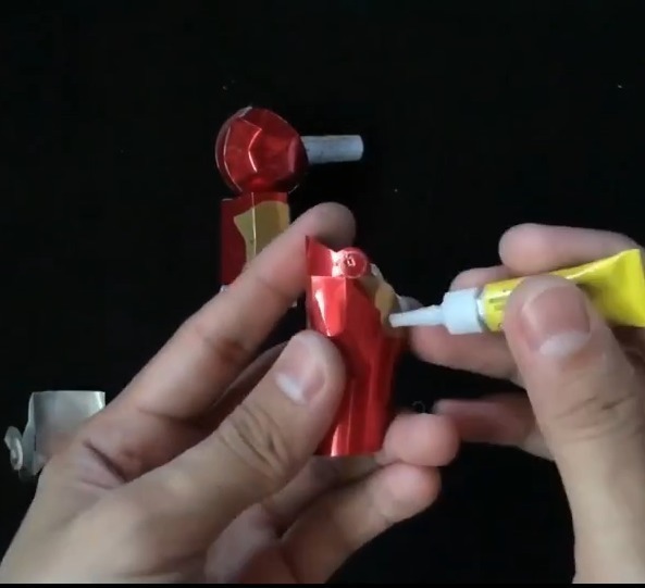 手办|大神用可乐罐做钢铁侠手办,全身关节都可活动,唯一缺点割手